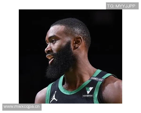 杰伦布朗为何只穿一边袖子想要改变自己的气场与风格