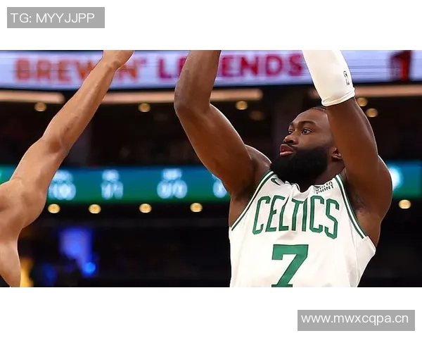 杰伦布朗全能表现助力球队胜利砍下35分5板5助1断展现领袖风范